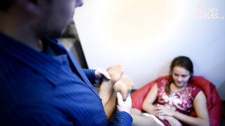 Young housekeeper's sexy feet worship (pantyhose worship, long toes, high heels, maid feet, soles)