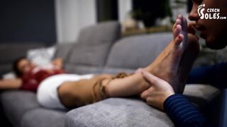 Young housekeeper's sexy feet worship (pantyhose worship, long toes, high heels, maid feet, soles)