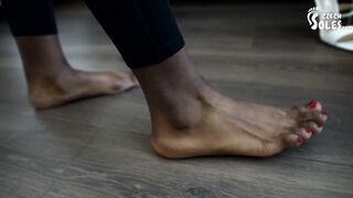 Ebony goddess shows her perfect feet - teaser