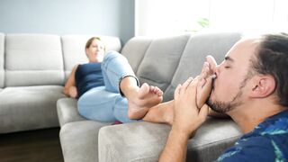 EXCLUSIVE! - New tall BIG feet model gets her soles worshiped for the first time (amazon girl feet)